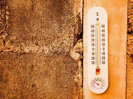 termometro del primo piano che mostra la temperatura in gradi centigradi foto