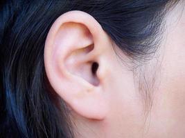 primo piano dell'orecchio umano foto