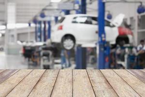 piano del tavolo in legno con sfocatura dello sfondo del garage foto