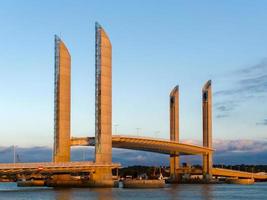 bordeaux, francia, 2016. nuovo ponte elevatore jacques chaban-delmas che attraversa il fiume garonne a bordeaux foto