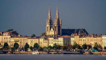 bordeaux, francia, 2016. vista attraverso il fiume garonne verso la chiesa di san marziale foto