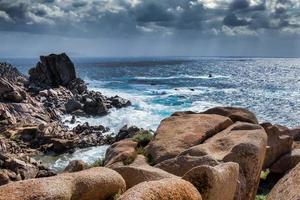 onde che battono la costa a capo testa sardegna foto