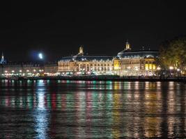 bordeaux, francia, 2016. vista attraverso il fiume garonne a bordeaux di notte foto