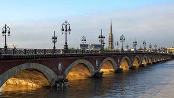 bordeaux, francia, 2016. il pont de pierre che attraversa il fiume garonne a bordeaux foto