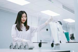 giovani scienziate aprono la centrifuga nel laboratorio medico foto