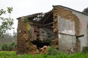 vecchia casa semidistrutta con un muro mancante foto
