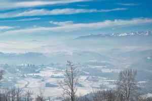 paesaggio delle langhe piemontesi completamente ricoperto dalle bianche nevi dell'inverno 2022 a gennaio foto