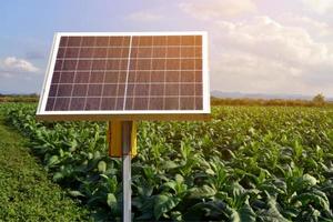 pannello fotovoltaico, nuova tecnologia per conservare e utilizzare l'energia della natura con la vita umana, l'energia sostenibile e il concetto di amico ambientale. foto