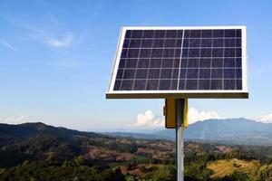 pannello fotovoltaico, nuova tecnologia per conservare e utilizzare l'energia della natura con la vita umana, l'energia sostenibile e il concetto di amico ambientale. foto