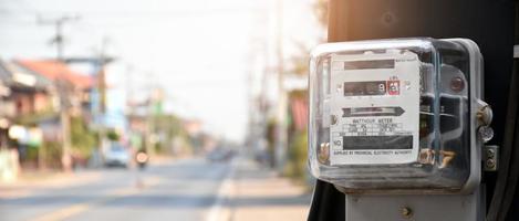 wattora di elettricità appeso al palo di cemento accanto alla strada per monitorare e misurare il consumo di energia di ogni casa nei paesi asiatici. foto