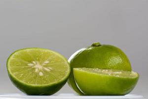 il lime coltivato tutto l'anno nei climi tropicali e di solito è più piccolo e meno acido dei limoni. foto