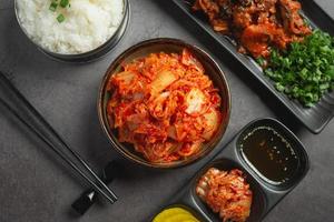 kimchi pronto da mangiare in una ciotola foto