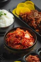 kimchi pronto da mangiare in una ciotola foto