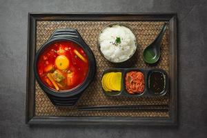 tofu e tuorlo bolliti in una zuppa piccante foto