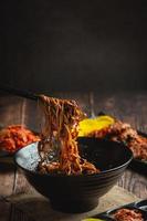 cibo coreano. jajangmyeon o noodle con salsa di fagioli neri fermentati foto