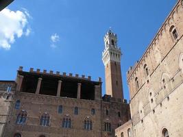 torre mangia in piazza del campo a siena foto