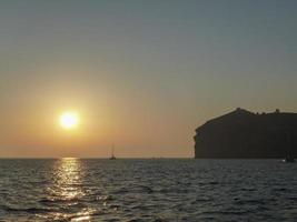 tramonto sul mare con onde d'acqua foto