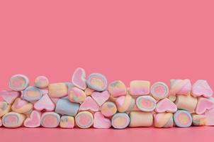 marshmallow multicolori in più file su sfondo rosa foto