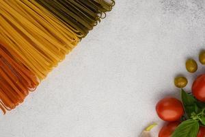 tagliatelle di spaghetti con ingredienti per cucinare la pasta con copia spazio. foto