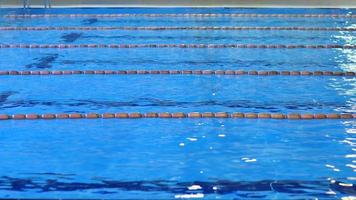 piscina con acqua blu utile come sfondo foto