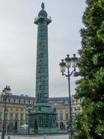 obelisco in place vendome square a parigi francia foto