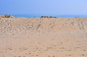 dune di sabbia su uno sfondo di spiaggia foto