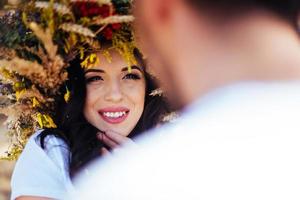 ragazza del ritratto con una corona sulla testa foto