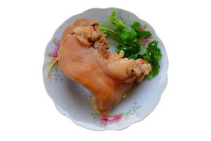 il menu stomaco di maiale nel piatto pronto da mangiare. organi di maiale su sfondo bianco con tracciato di ritaglio. foto