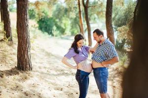 la famiglia felice sta aspettando il loro bambino foto