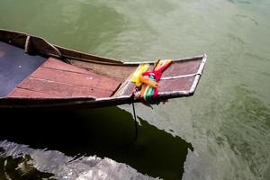 la cravatta di raso colorato a prua della barca è adorazione foto