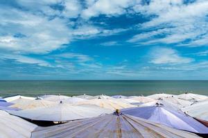 grande ombrellone affollato lungo la spiaggia di cha-am foto