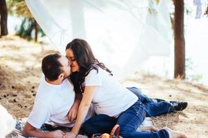 donna incinta con suo marito a un picnic. foto