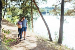 la famiglia felice sta aspettando il loro bambino foto