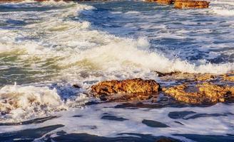 ondeggia il paesaggio del mare su uno sfondo di cielo blu foto