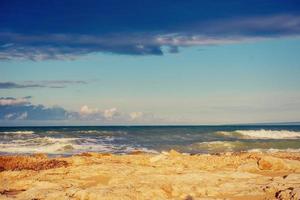 ondeggia il paesaggio del mare su uno sfondo di cielo blu. foto