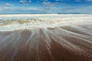 onda del mare sulla spiaggia di sabbia foto