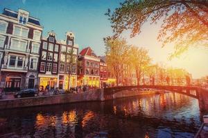 canale di amsterdam al tramonto. foto