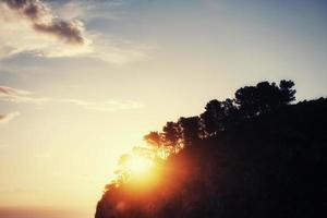 tramonto tra gli alberi foto