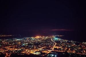 città con una notte in spiaggia foto