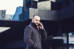 l'uomo parla al telefono foto