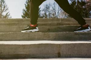 gambe dell'uomo in scarpe da ginnastica foto