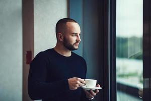 uomo con una tazza di caffè foto