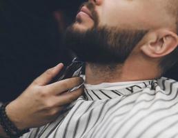 il barbiere fa la correzione della barba foto