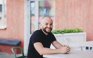 uomo barbuto con la barba sorride foto