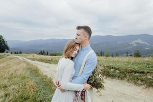 servizio fotografico degli sposi in montagna. foto di matrimonio in stile boho.