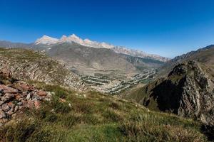 il villaggio balkaria superiore nelle montagne del caucaso in kabardino-balkaria, russia foto