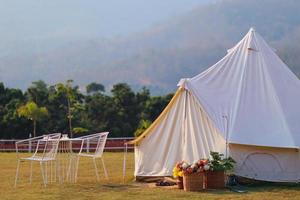 le tende a cupola in tessuto bianco sono destinate ai turisti che soggiornano nei resort nel nord della Thailandia per sperimentare il clima freddo e le tende a cupola sono anche popolari per i turisti che vogliono rilassarsi per guardare la foschia mattutina. foto