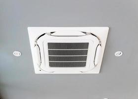 moderno sistema di climatizzazione a cassetta a soffitto in caffetteria foto