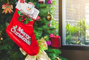 albero di natale con decorazioni, soggiorno decorato per natale foto