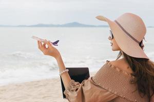asiatico viaggiatore donna tenere modello aereo in cielo
